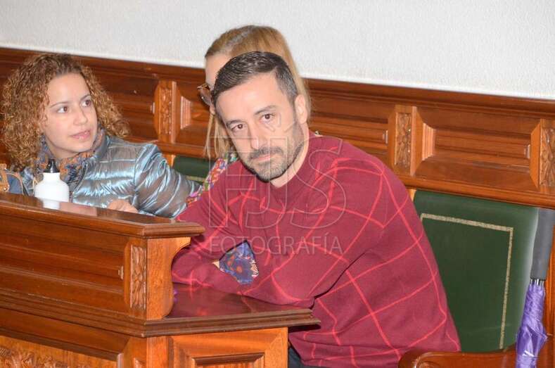 Juan Antonio Peña con sus compañeras del grupo municipal de Ciuca, en una sesión plenaria de este mandato (Foto TA)
